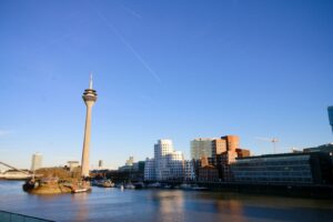 Skyline Düsseldorf am Rhein mit Fernsehturm – ARMO-IMMO GmbH: Ihre Experten für Immobilienverwaltung Düsseldorf