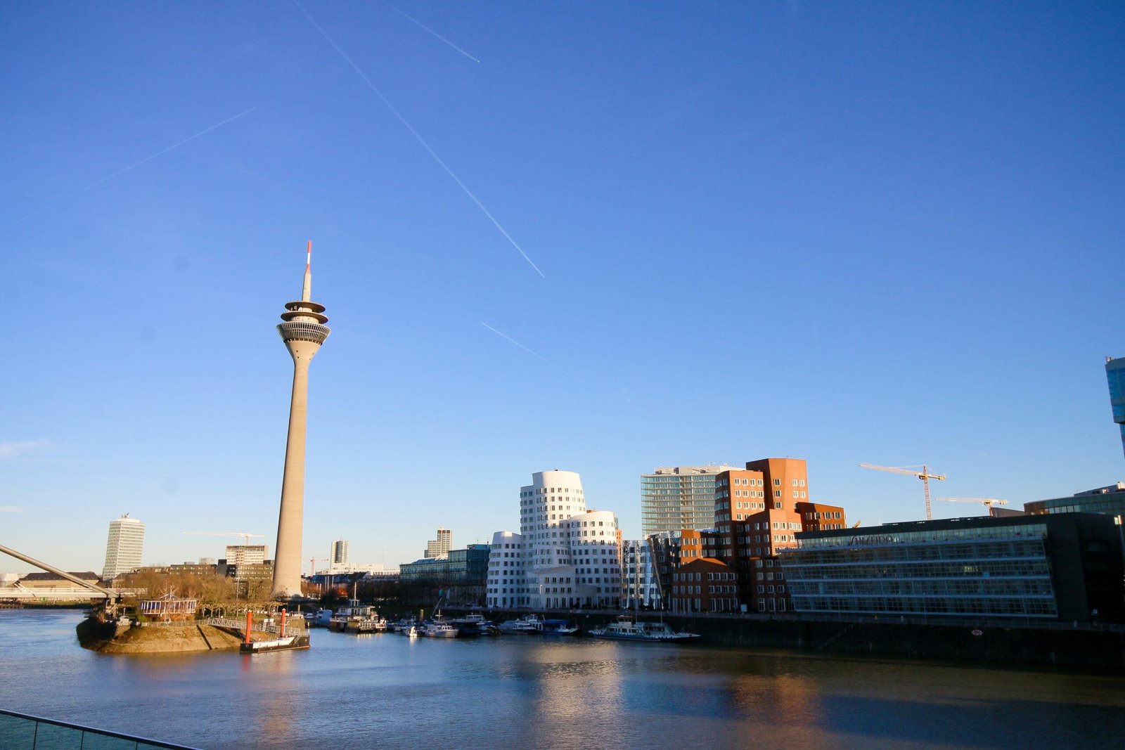 Skyline Düsseldorf am Rhein mit Fernsehturm – ARMO-IMMO GmbH: Ihre Experten für Immobilienverwaltung Düsseldorf